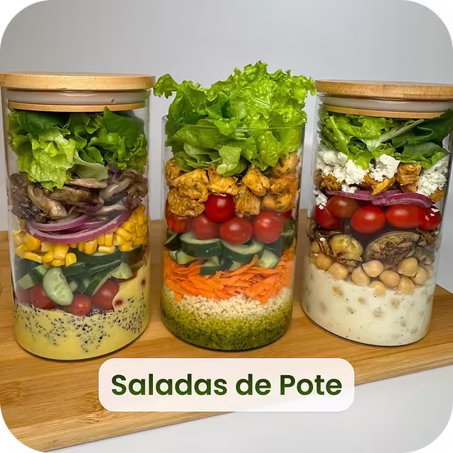 Saladas variadas organizadas em potes